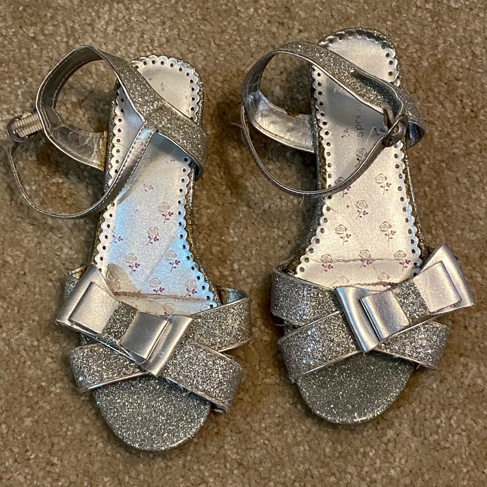 Wonderkids Silver Glitter Bow Dress Shoes, small heel, girls size 1